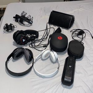 3 HEADPHONES (2 CASES) + 1 MICROPHONE (2 SHOCK MOUNTS) + 1 BEATS PILL = BUNDLE